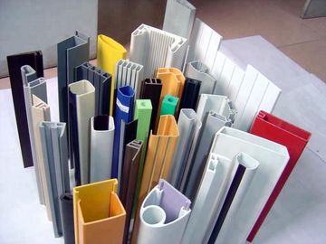 Extrusor espumado de perfil de PVC de plástico WPC Viudas Cuadro de puerta Pisos PP PE PC Tabla hueca Banda de sellado ABS Línea de extrusión de perfil PMMA