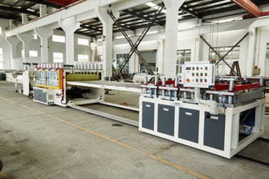Máquina del perfil del Pvc con la protuberancia de aislamiento flexible de goma de la tira para la puerta