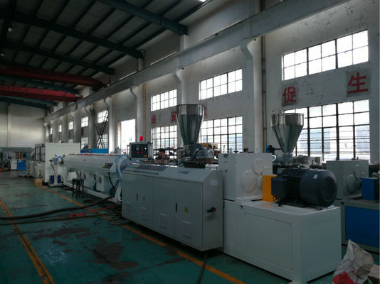 Cadena de producción plástica del tubo de UPVC 1200m m, extrusor del tubo del Pvc