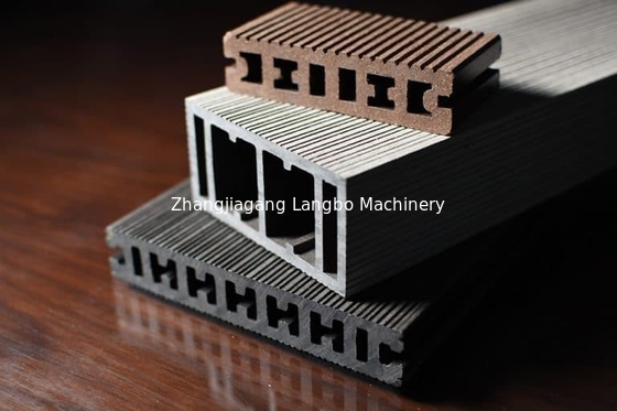 Máquina de extrusión de perfiles de revestimiento de madera de plástico WPC de alto rendimiento