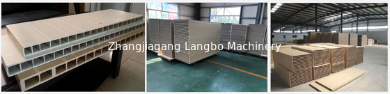 Tableros incombustibles del Decking de la protuberancia del perfil de 55KW WPC que hacen la línea