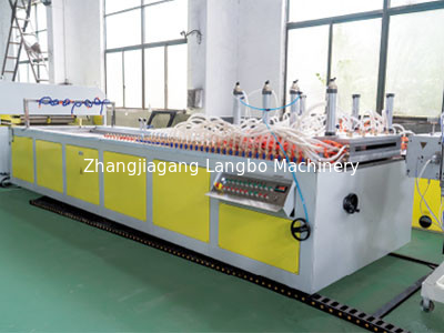 Decoración de interiores y exteriores Máquina para hacer paneles de WPC con flautas Máquina para hacer líneas de extrusión de paneles de pared WPC