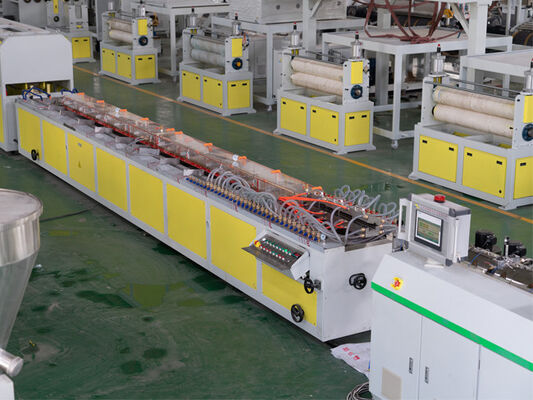 Motor Power Línea de producción de extrusión de perfiles de plástico de PVC totalmente automática para una producción de primer nivel
