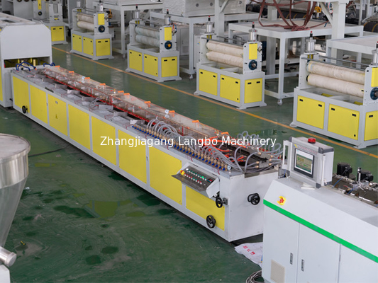 Siemens Motor Power Línea de producción de extrusión de perfiles de plástico de PVC totalmente automática para una producción de primer nivel