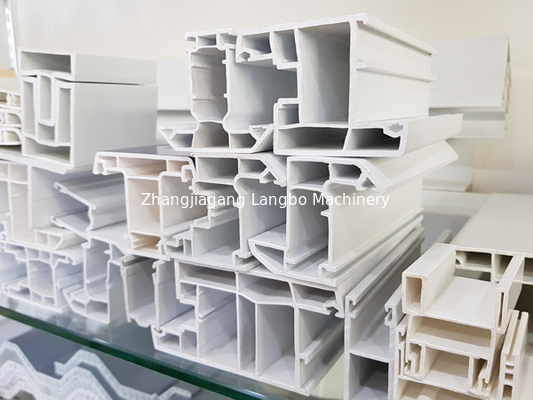 Máquina de extrusión optimizada para geometrías de ventanas de PVC complejas
